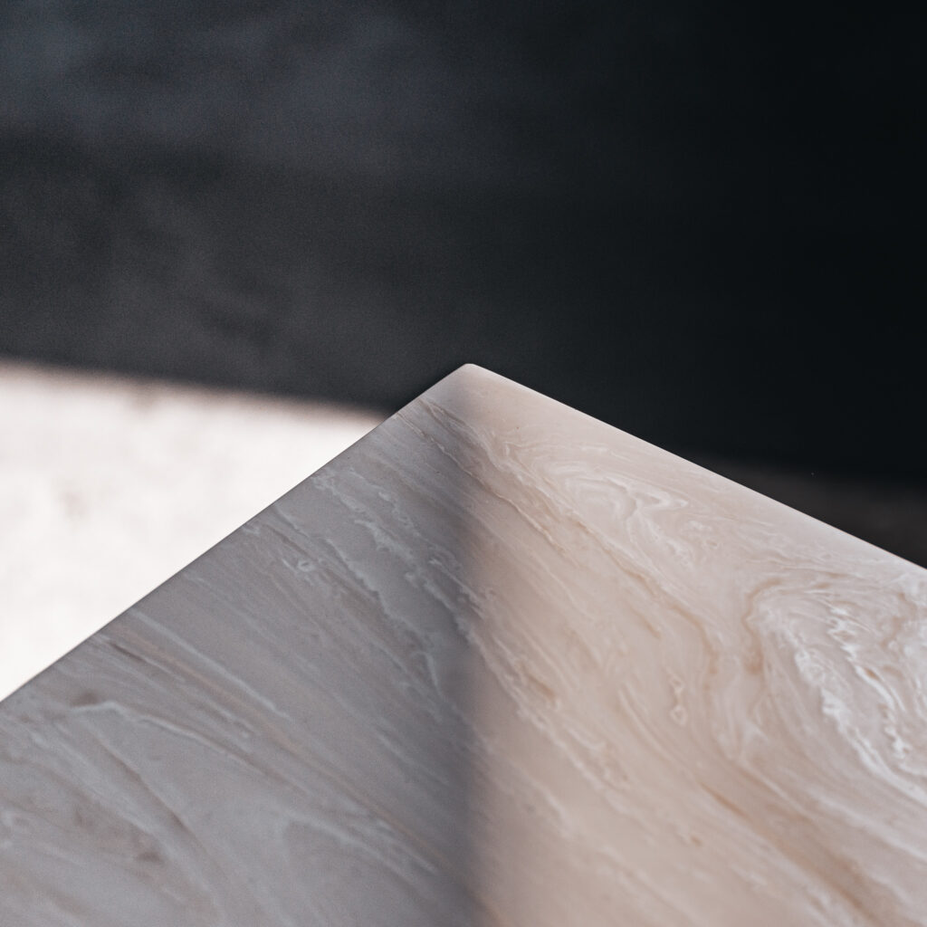 Petites tables conçues et fabriquées par Cebarine en Solid surface